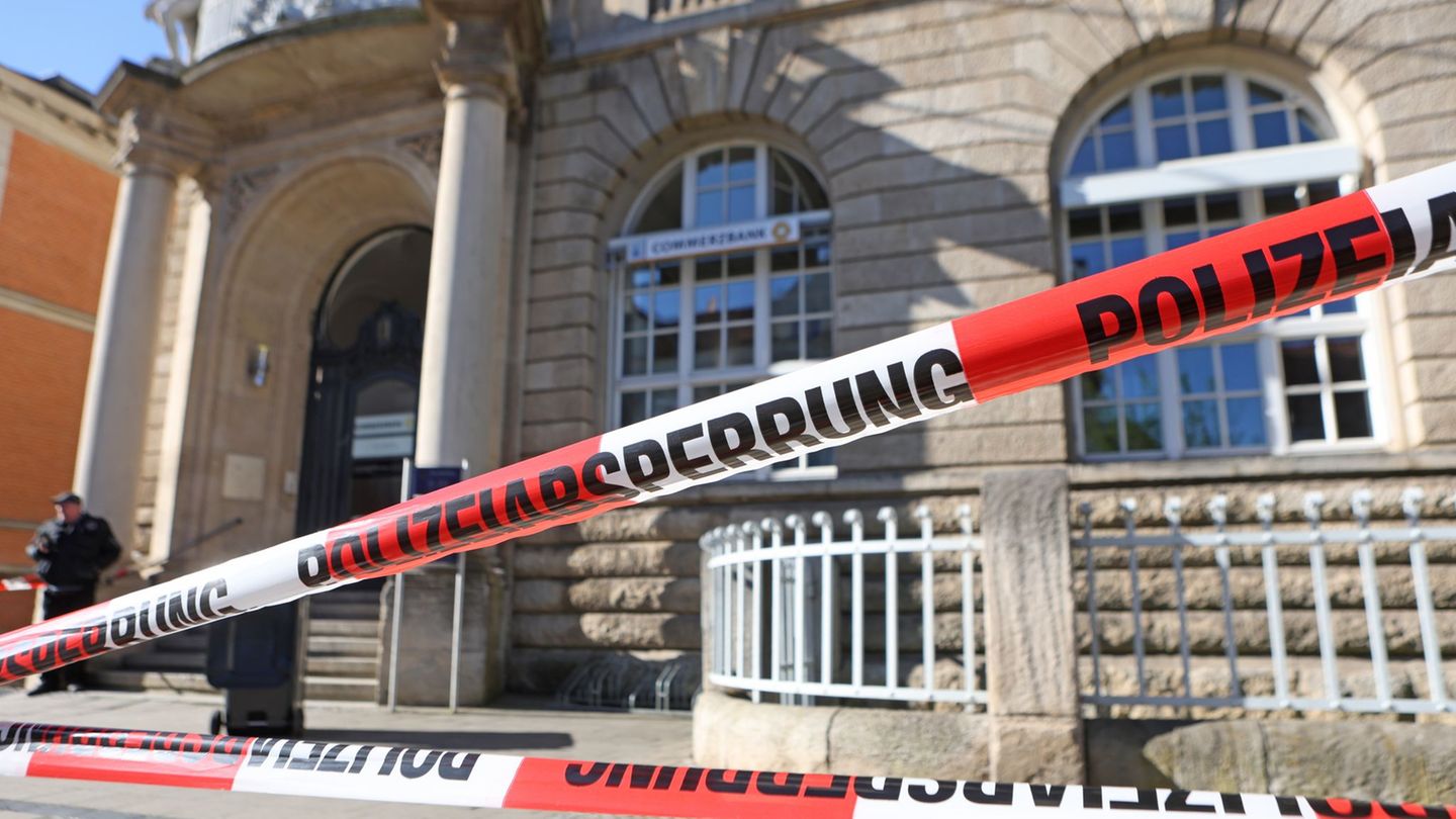 Die Polizei fahndet nach einer Geldautomatensprengung in Quedlinburg nach den Tätern. Foto: Matthias Bein/dpa