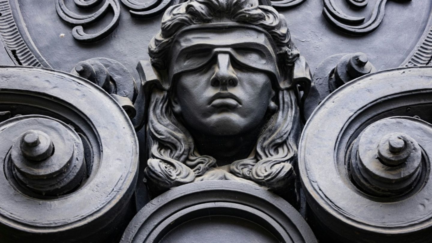 Justitia-Figur am Landgericht Berlin