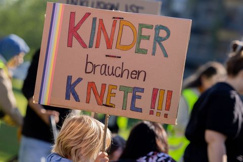 Selbst die Kleinsten geben alles bei der Demonstration für ihre Kita. Foto: Rolf Vennenbernd/dpa