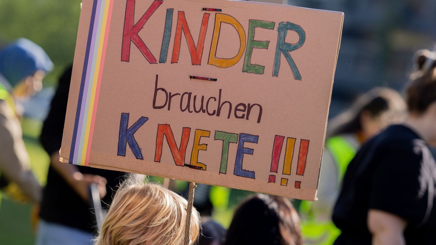 Selbst die Kleinsten geben alles bei der Demonstration für ihre Kita. Foto: Rolf Vennenbernd/dpa