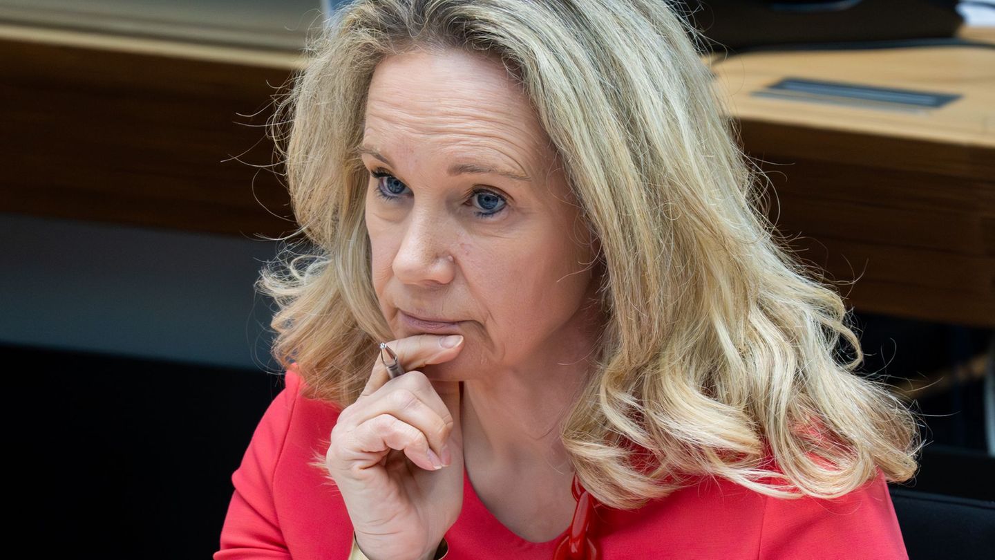 Berlins Kultursenatorin Sarah Wedl-Wilson (parteilos) ist wegen der umstrittenen Vergabe von Fördermitteln an Projekte gegen Ant