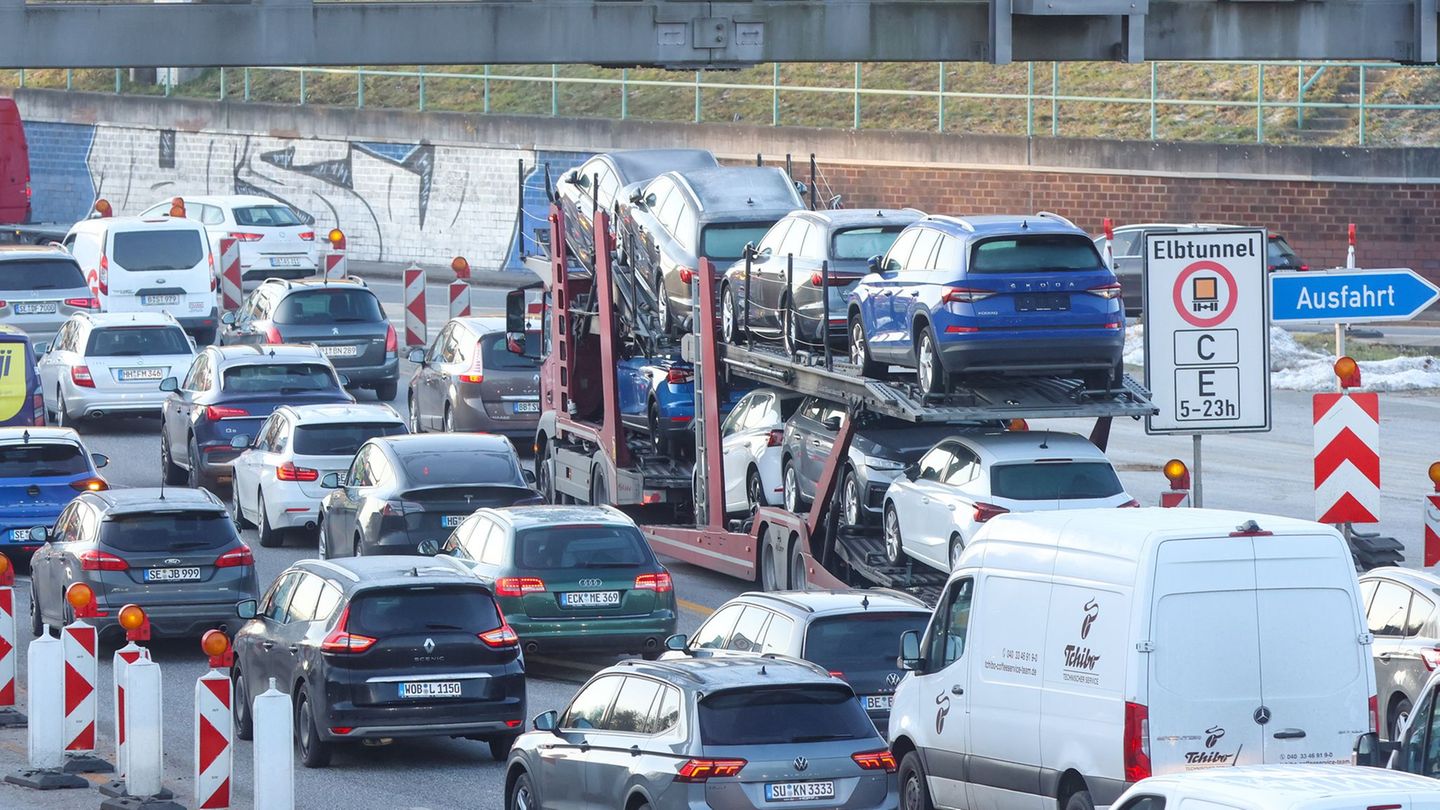 Ein auf der Köhlbrandbrücke liegengebliebener Transporter mit Überbreite hat zu langen Staus auf der A7 geführt. (Archivbild) Fo