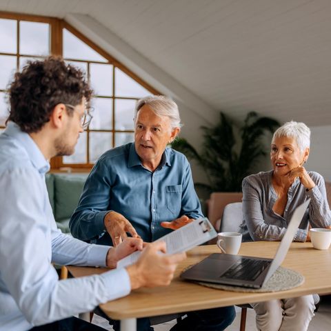 Gespräch zwischen älterem Paar mit jungem Mann (Symbolbild)