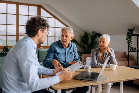 Gespräch zwischen älterem Paar mit jungem Mann (Symbolbild)