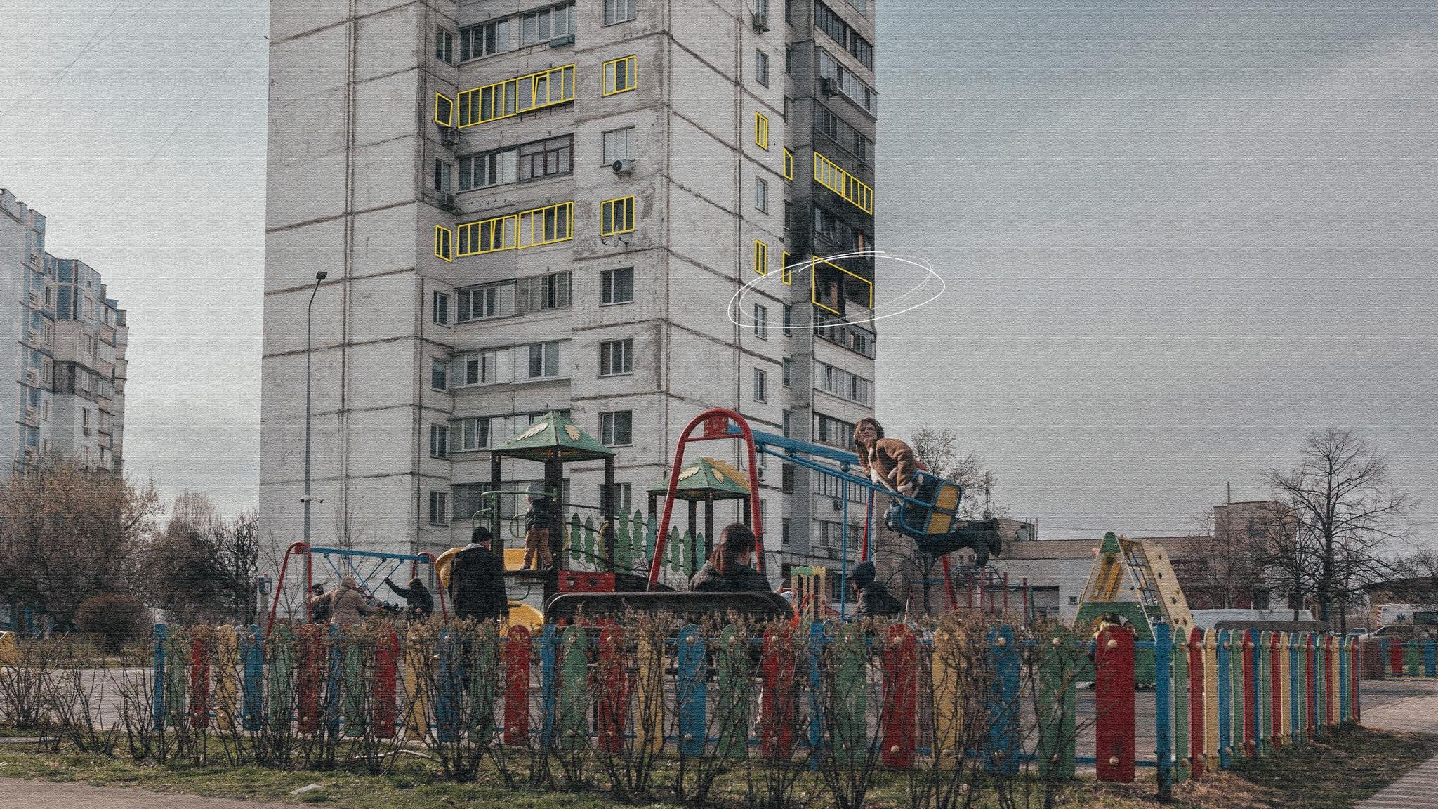 Hochhaus in der Ukraine, davor ein Spielplatz