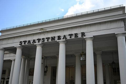 Für die "Symphony for One Hundred Citizens and a Traffic Light" versammelten sich 100 Menschen auf der Bühne des Großen Hauses.