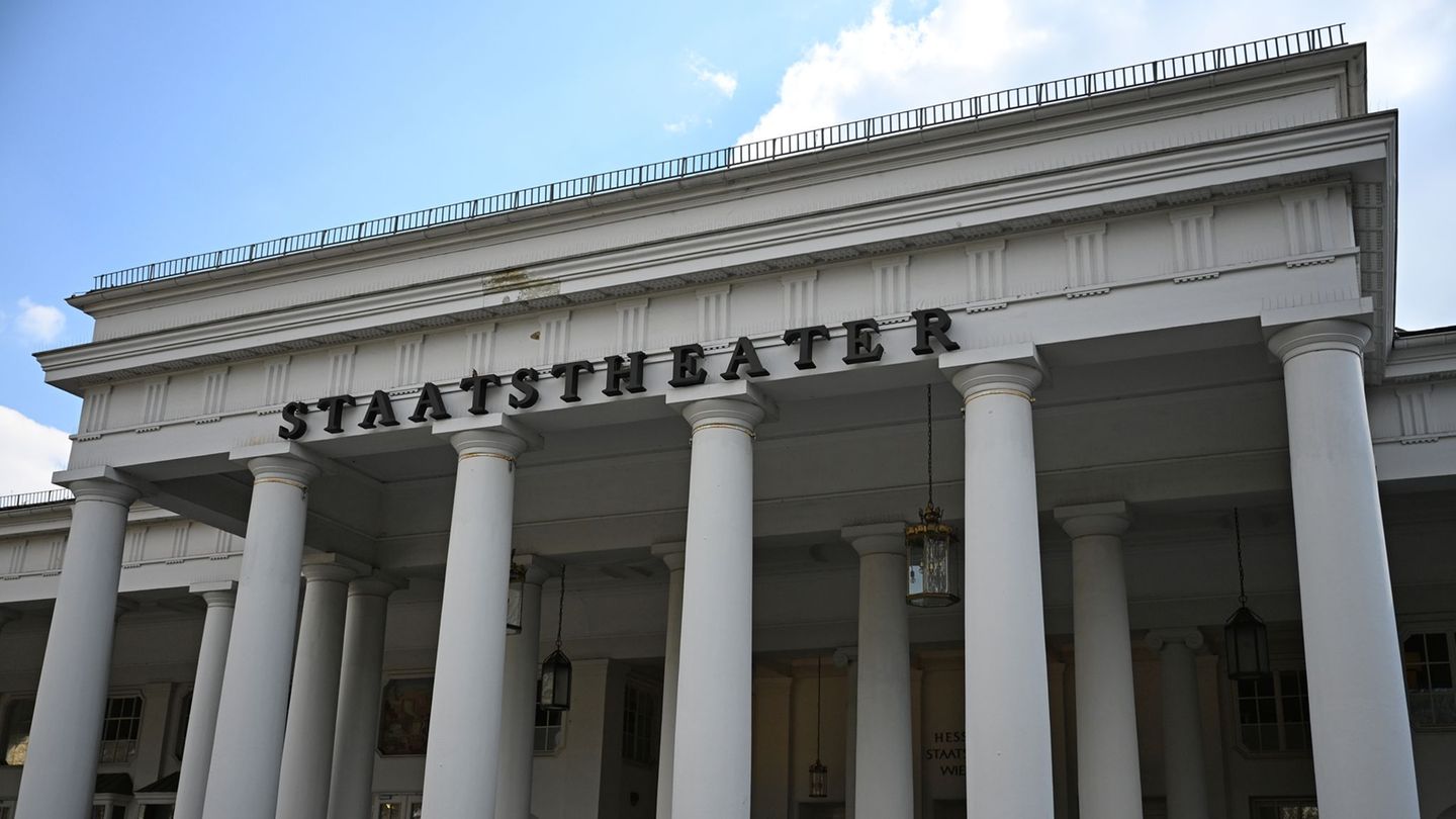 Für die "Symphony for One Hundred Citizens and a Traffic Light" versammelten sich 100 Menschen auf der Bühne des Großen Hauses.