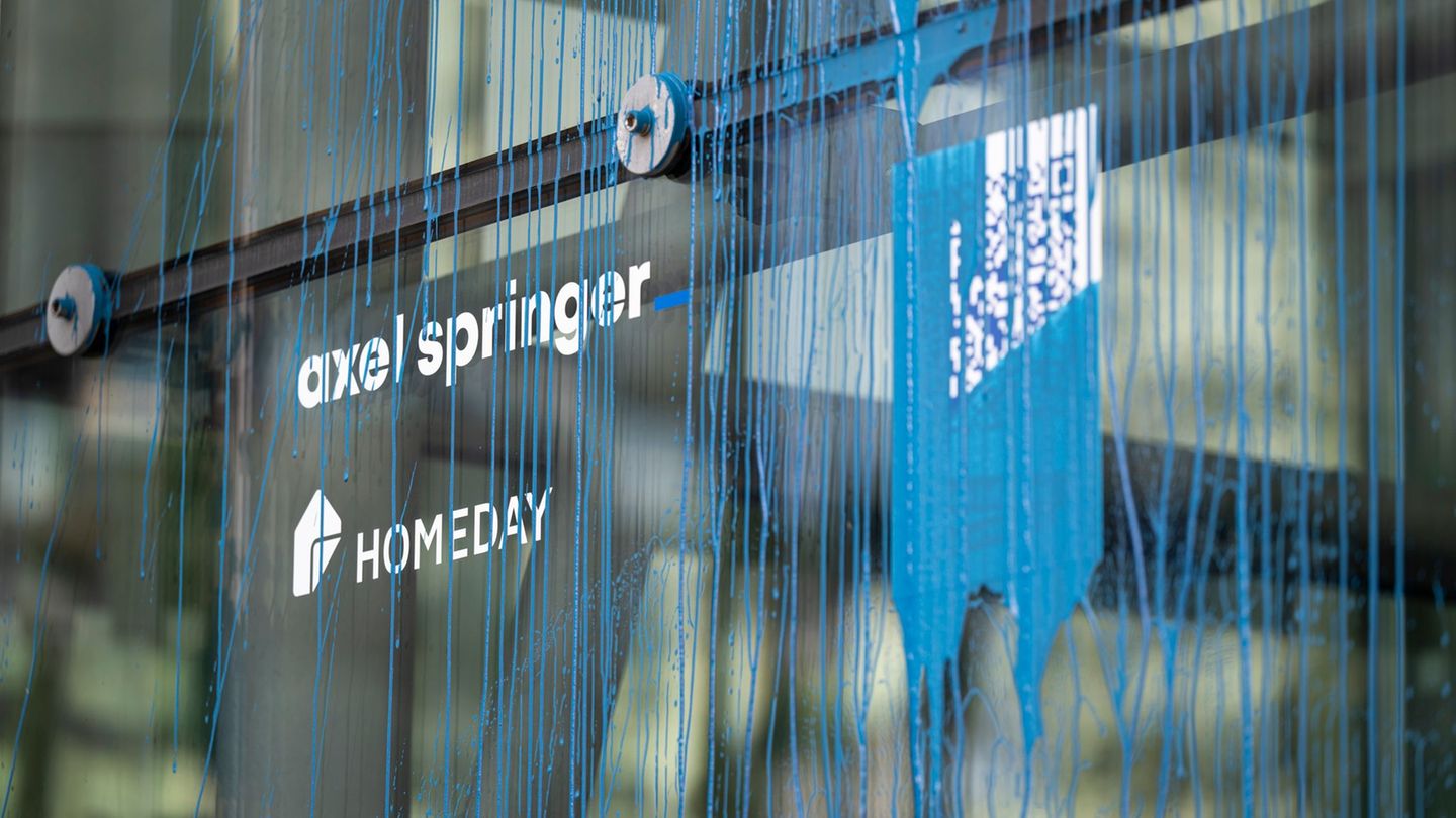 Protestaktion der Gruppe "Neue Generation" mit blauer Farbe. Foto: Hannes P. Albert/dpa