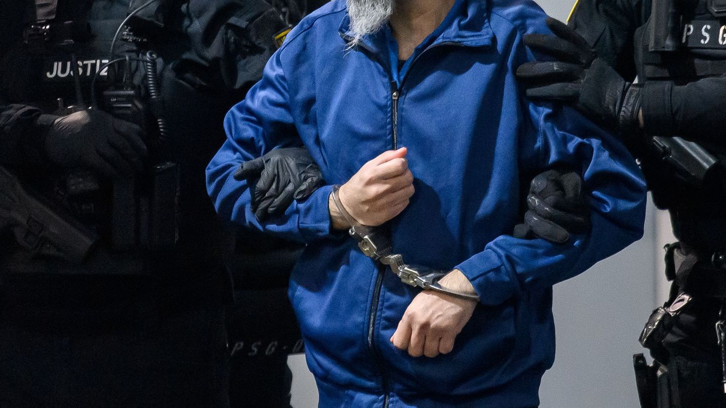 Der Angeklagte wird in den Gerichtssaal geführt. (Archivbild) Foto: Klaus-Dietmar Gabbert/dpa