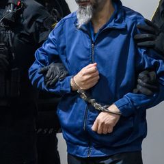 Der Angeklagte wird in den Gerichtssaal geführt. (Archivbild) Foto: Klaus-Dietmar Gabbert/dpa