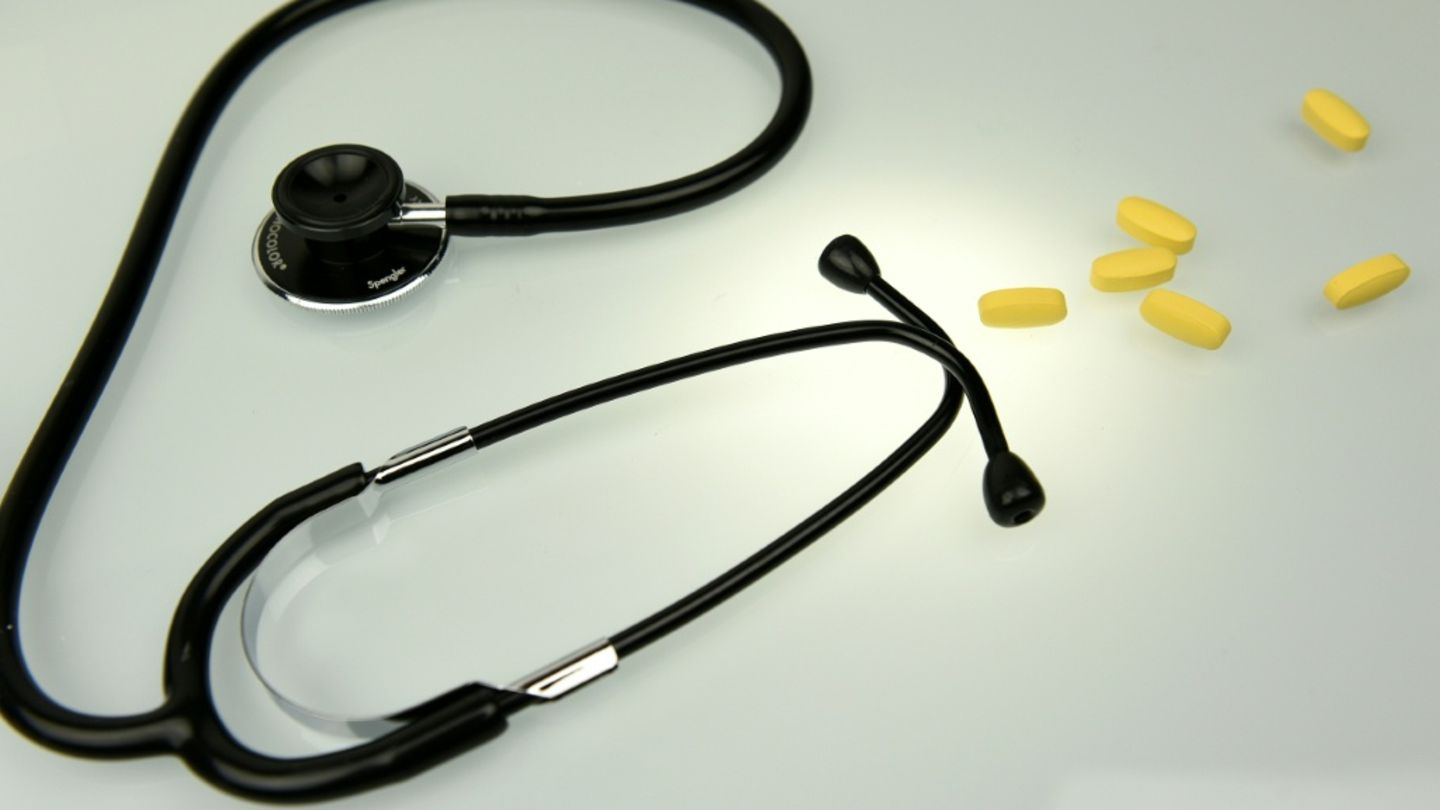 Stethoskop und Tabletten