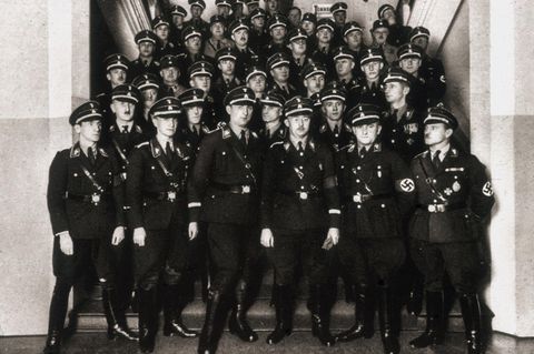Schwarz als Farbe der Uniform: Auf diesem Bild von 1933 präsentiert sich Heinrich Himmler, Chef der SS, mit anderen Mitgliedern der "Schutzstaffel".