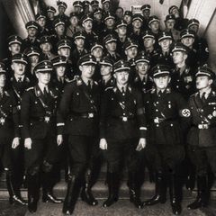 Schwarz als Farbe der Uniform: Auf diesem Bild von 1933 präsentiert sich Heinrich Himmler, Chef der SS, mit anderen Mitgliedern der "Schutzstaffel".