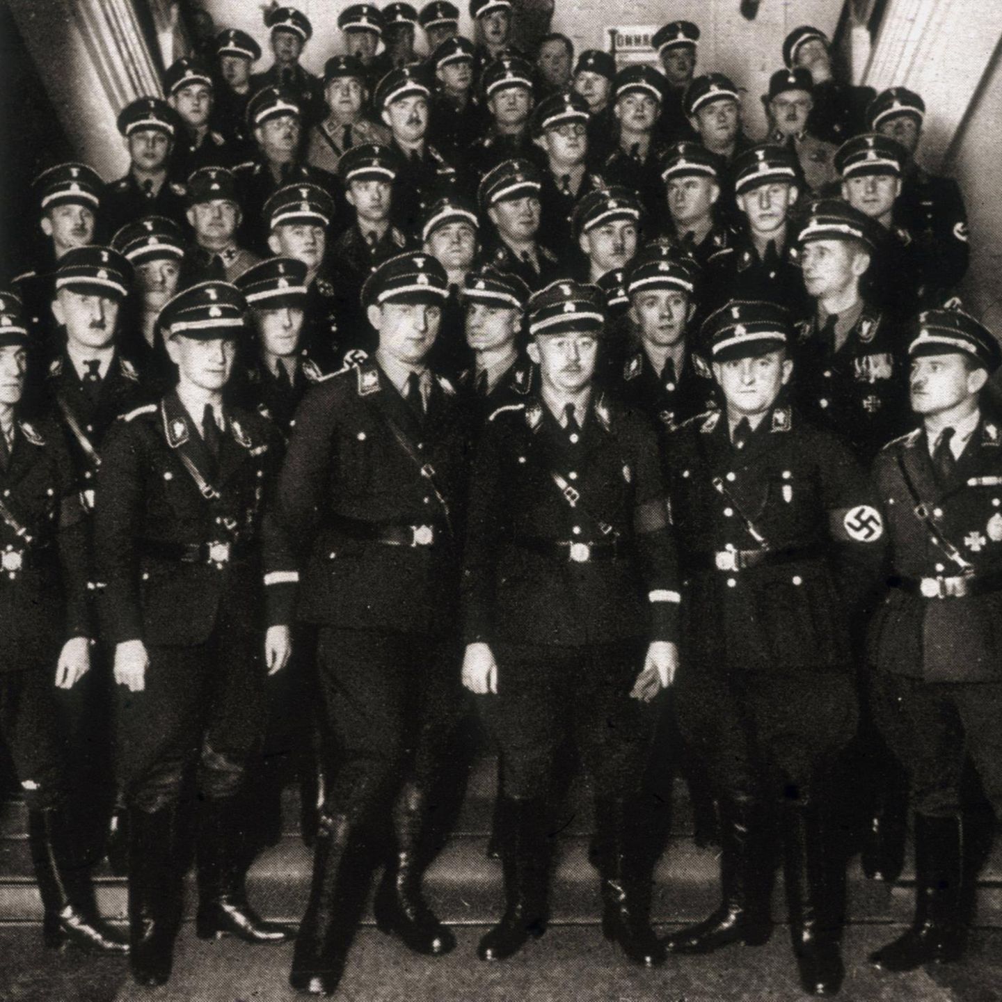 Schwarz als Farbe der Uniform: Auf diesem Bild von 1933 präsentiert sich Heinrich Himmler, Chef der SS, mit anderen Mitgliedern der "Schutzstaffel".