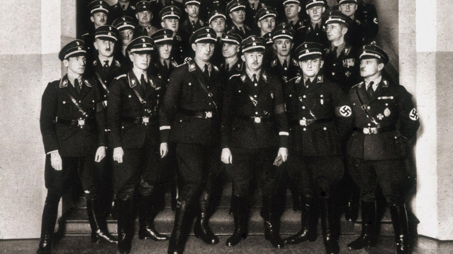 Schwarz als Farbe der Uniform: Auf diesem Bild von 1933 präsentiert sich Heinrich Himmler, Chef der SS, mit anderen Mitgliedern der "Schutzstaffel".