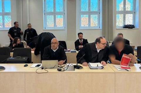 Unter anderem, weil sie eines der größten bis dahin in Deutschland bekannten illegalen Methamphetamin-Labore betrieben haben sol