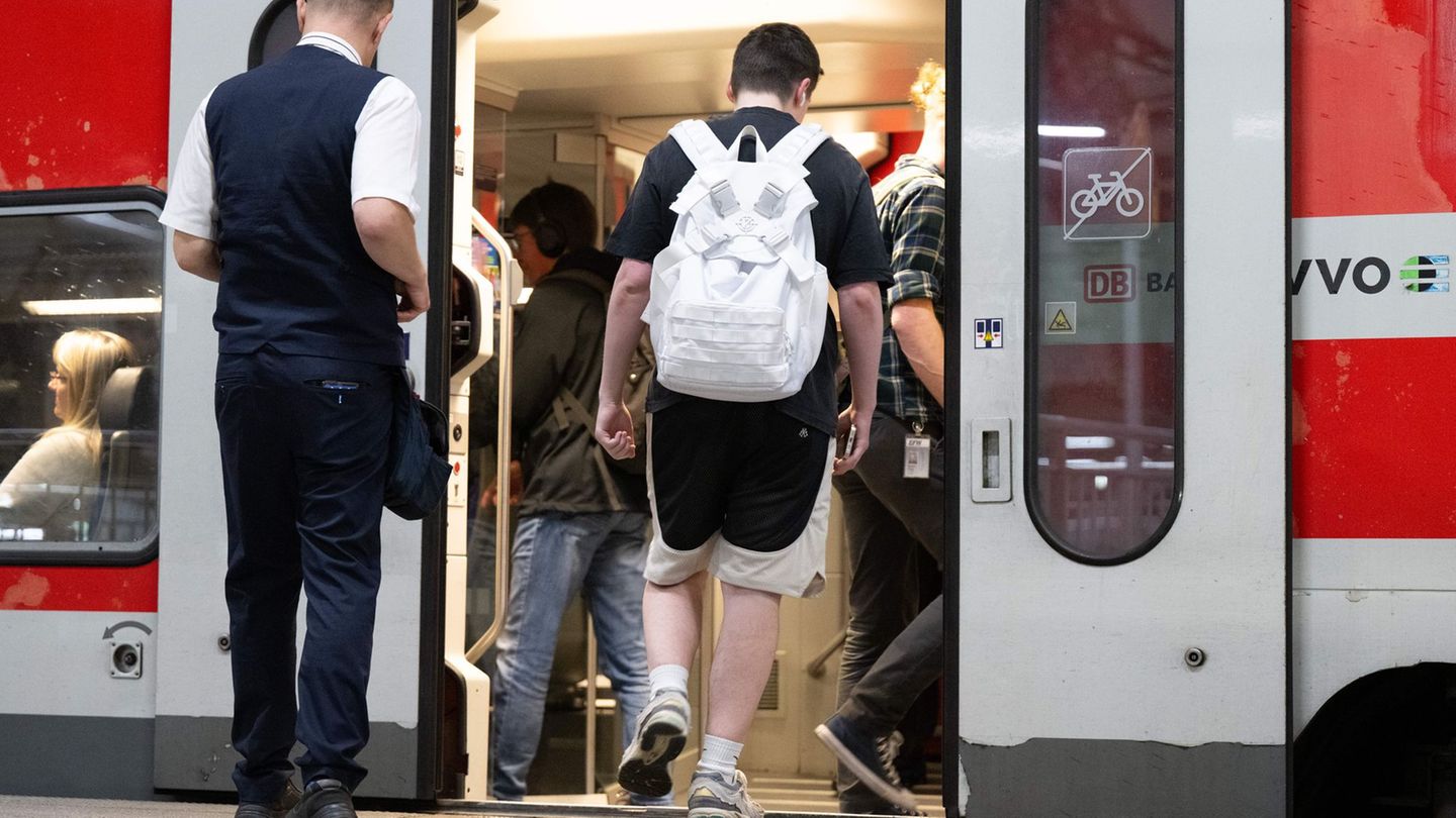 Ein 17-Jähriger soll dem Fahrkartenkontrolleur in der S-Bahn unvermittelt Pfefferspray in das Gesicht gesprüht haben. (Symbolbil
