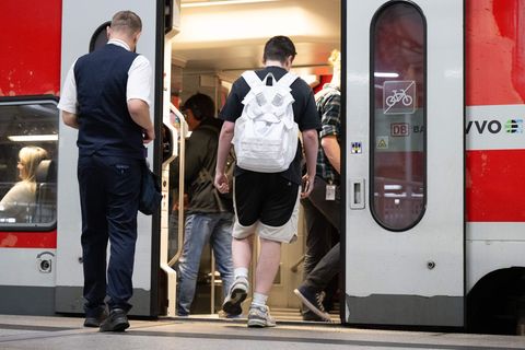 Ein 17-Jähriger soll dem Fahrkartenkontrolleur in der S-Bahn unvermittelt Pfefferspray in das Gesicht gesprüht haben. (Symbolbil