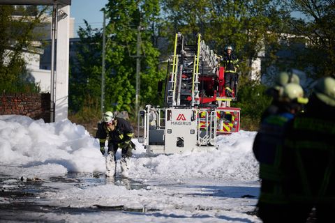 Die Feuerwehr war über Stunden im Einsatz. Foto: Bernd Thissen/dpa