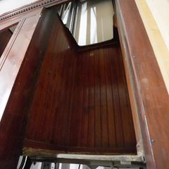 Blick auf die Kabinen des wohl ältesten Paternosters der Welt im Hamburger Flüggerhaus im Jahr 2022