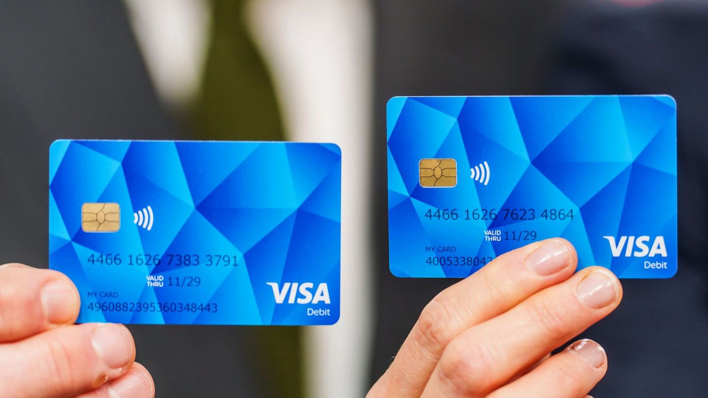 Die bundeseinheitliche Bezahlkarte für Flüchtlinge kommt in ganz Sachsen zum Einsatz. (Symbolbild) Foto: Andreas Arnold/dpa