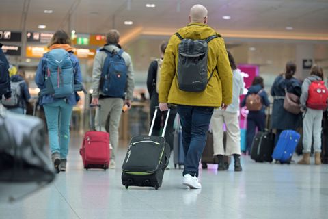 Der Rollkoffer kostet bei Lufthansa künftig extra. (Symbolbild) Foto: Malin Wunderlich/dpa