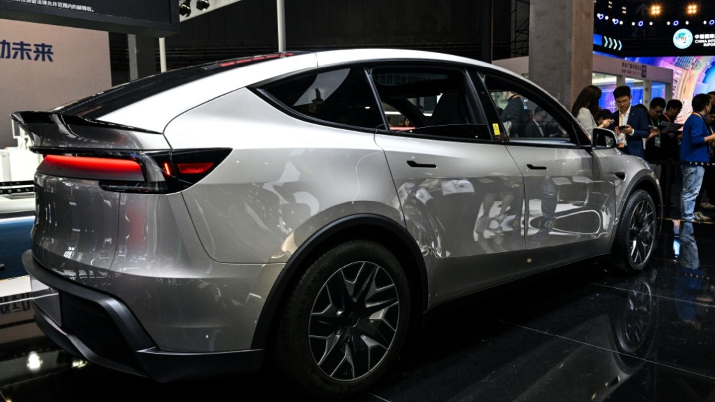 Ein Model Y auf einer Messe in China im November 2025