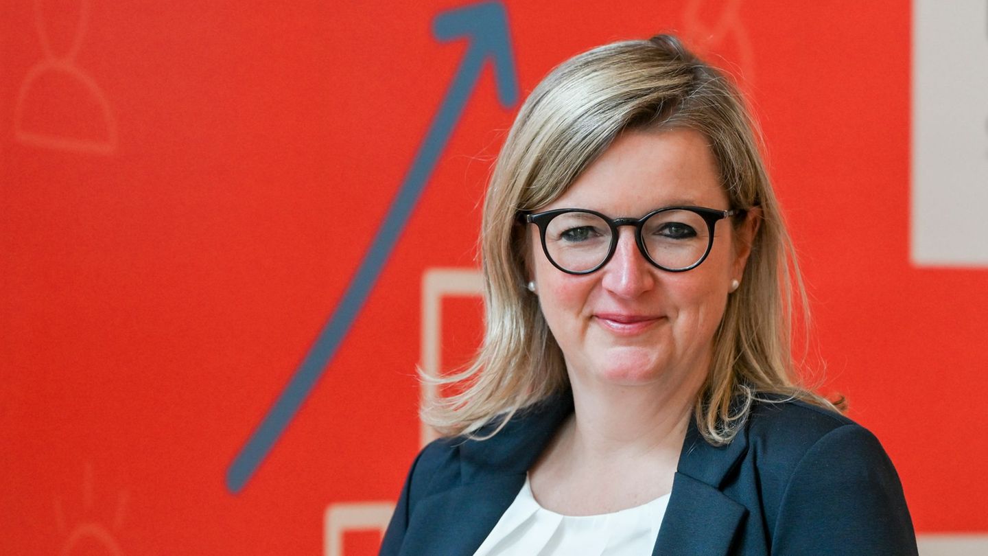 Brandenburgs Wirtschaftsministerin Martina Klement (CSU) geht auf die steigenden Spritpreise ein. (Archivbild) Foto: Jens Kalaen