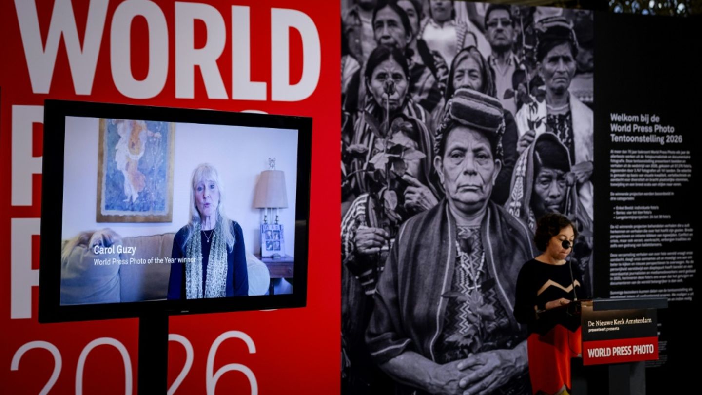 Fotografin Carol Guzy per Video bei der Preisverleihung