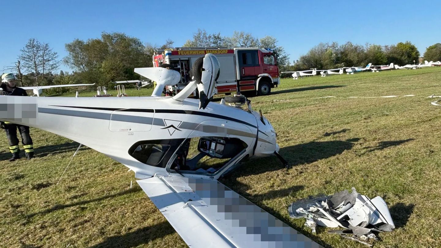 Rettungskräfte im Einsatz: Kleinflugzeug überschlägt sich bei Landung - zwei Verletzte