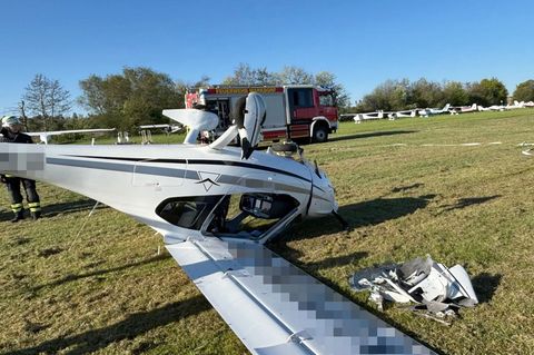 Das Kleinflugzeug hatte sich überschlagen. Foto: -/Kreisfeuerwehrverband Bodenseekreis/dpa