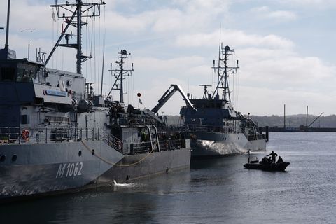 Werden für einen möglichen Einsatz in der Straße von Hormus vorbereitet: Minensuchboote der Deutschen Marine in Kiel. Foto: Marc