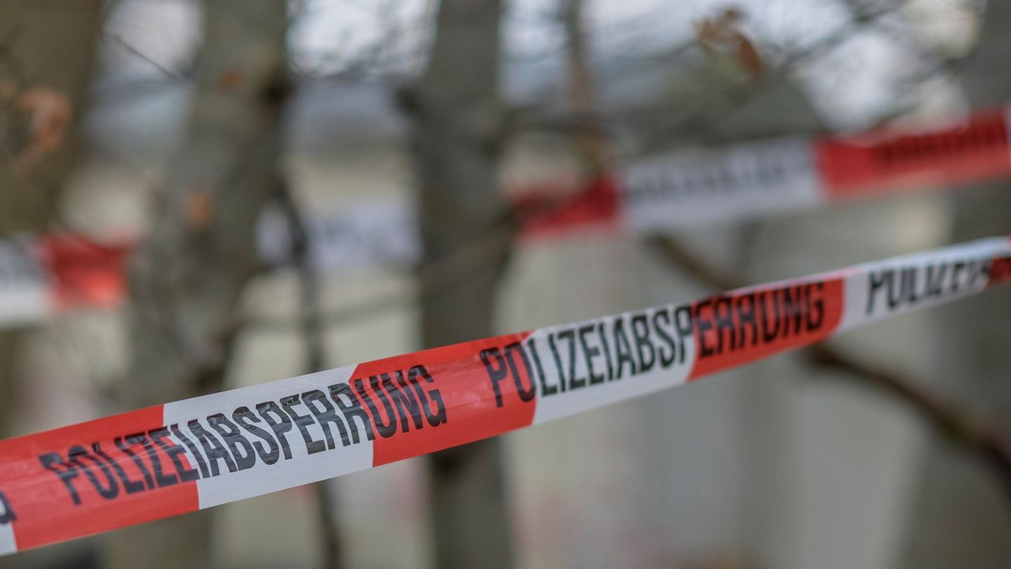 Eine erneute Spurensuche im Fall eines Brandes bei einem Dessous-Hersteller läuft. Foto: Axel Heimken/dpa