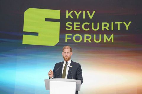 Der britische Prinz Harry reist nicht im Auftrag des Königshauses, sondern auf eigene Faust. Foto: Evgeniy Maloletka/AP/dpa