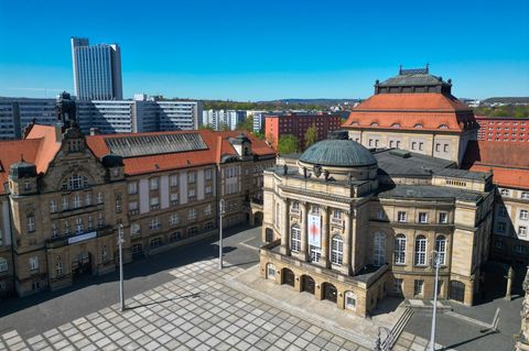 Das Opernhaus (rechts) am Theaterplatz gehört zu den markantesten Gebäuden von Chemnitz. Foto: Hendrik Schmidt/dpa