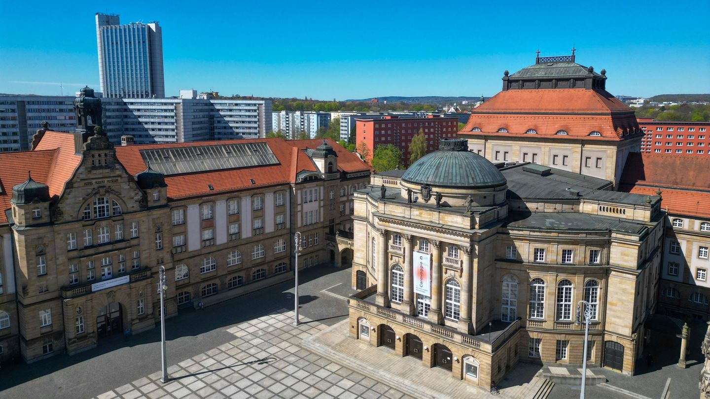 Das Opernhaus (rechts) am Theaterplatz gehört zu den markantesten Gebäuden von Chemnitz. Foto: Hendrik Schmidt/dpa