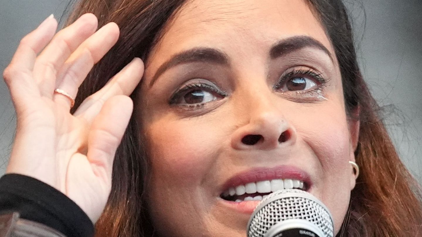 Collien Fernandes spricht auf einer Demo gegen digitale Gewalt in ein Mikrofon