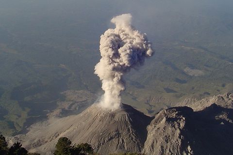 Touristen die Sperrzone am Santiaguito – dann bricht der Vulkan aus