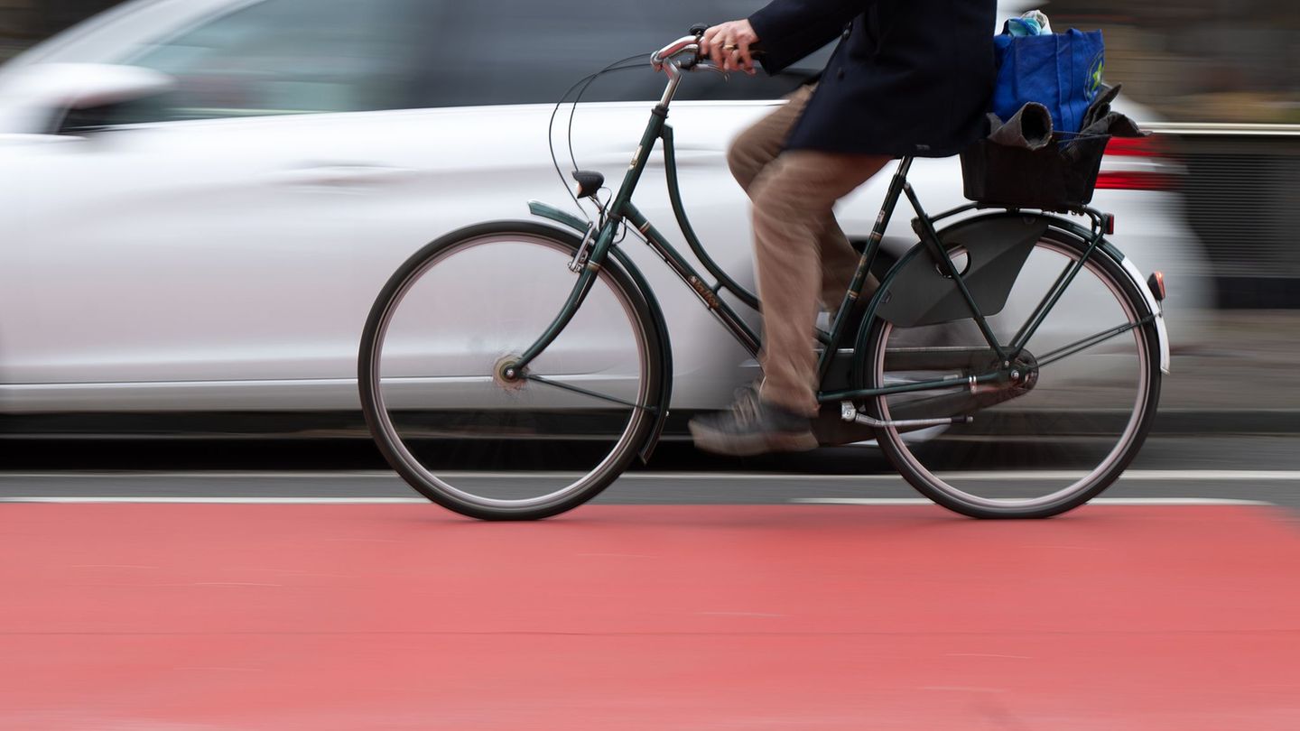 Der Fahrradfahrer starb nach dem Zusammenstoß mit einer Autotür. (Symbolbild) Foto: Sebastian Gollnow/dpa