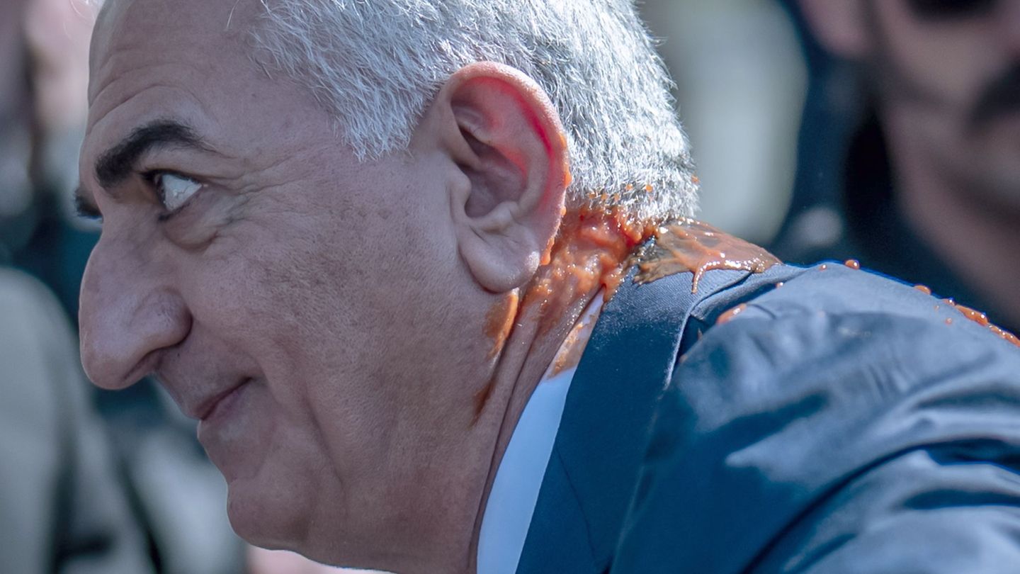 An Hals und Schulter bespritzt: Reza Pahlavi. Foto: Michael Kappeler/dpa