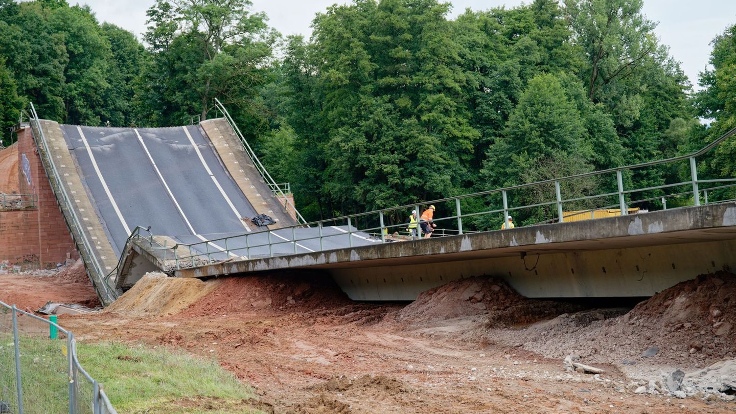 Kurz nach der Sperrung musste die Brücke gesprengt werden. (Archivbild) Foto: Uwe Anspach/dpa