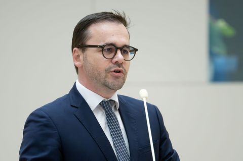 Brandenburgs Innenminister Jan Redmann wirbt für eine intelligente Videoüberwachung an unsicheren Orten (Archivbild). Foto: Soer