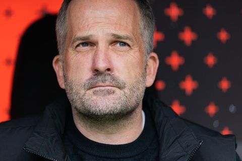 Nicht zu früh feiern: Manuel Baum will mit dem FC Augsburg den Klassenerhalt gegen Frankfurt perfekt machen. (Archivbild) Foto: