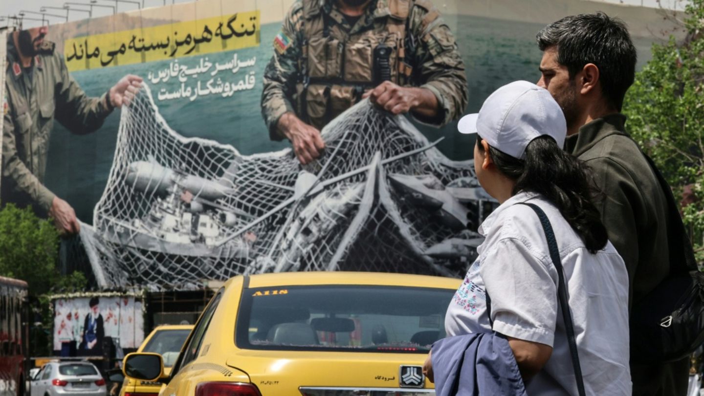 Iranisches Wandgemälde mit Aufschrift "Straße von Hormus bleibt zu"