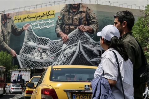 Iranisches Wandgemälde mit Aufschrift "Straße von Hormus bleibt zu"