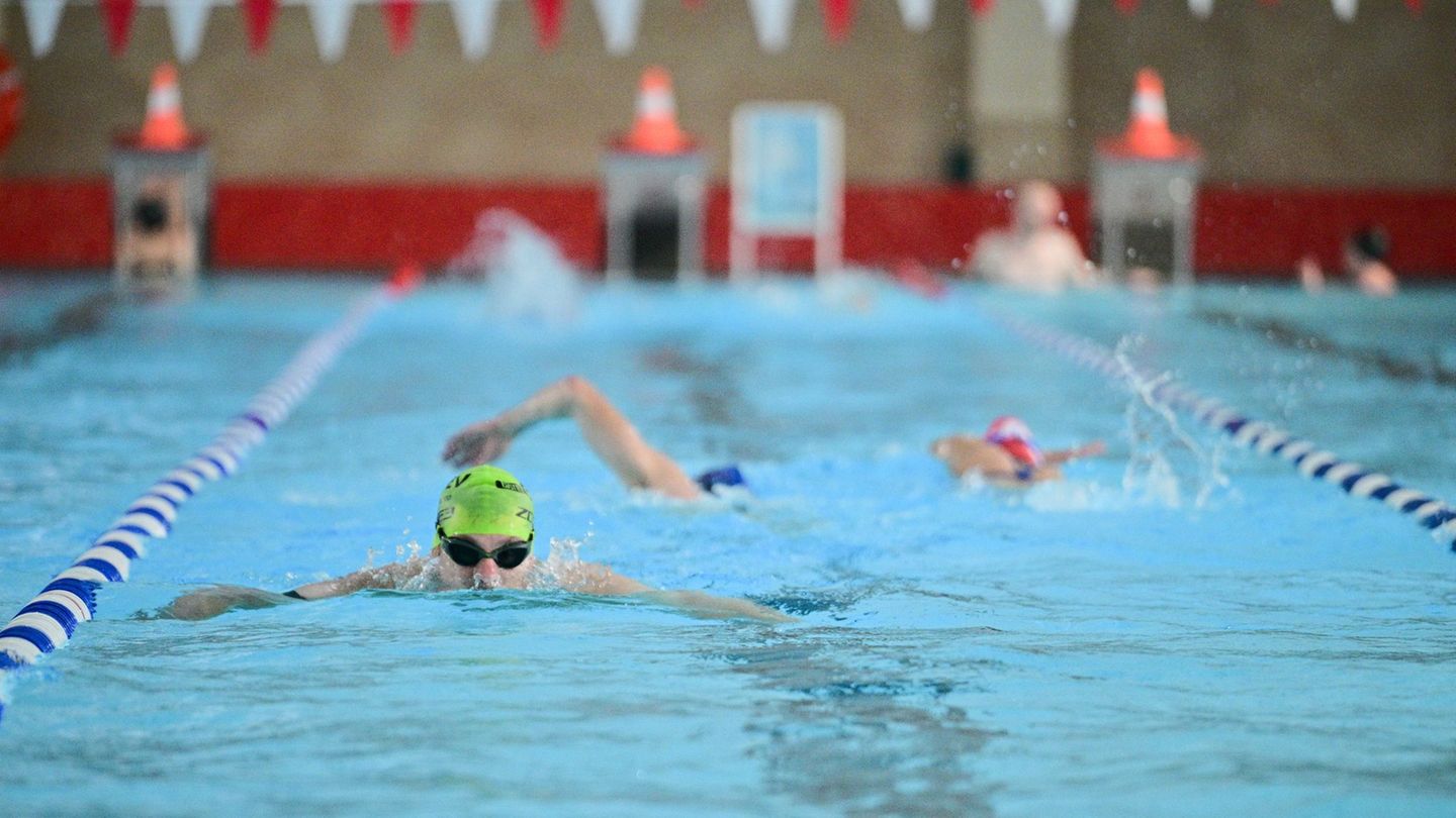 Die reguläre Wassertemperatur in allen Berliner Hallenbädern wird von 26 auf 27 Grad erhöht. Foto: Sebastian Gollnow/dpa