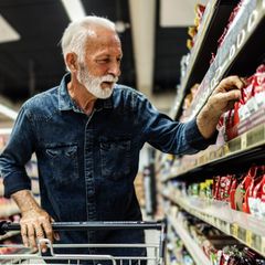 Viele Rentner haben nur wenig Geld zum Einkaufen im Supermarkt zur Verfügung