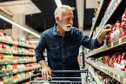 Viele Rentner haben nur wenig Geld zum Einkaufen im Supermarkt zur Verfügung