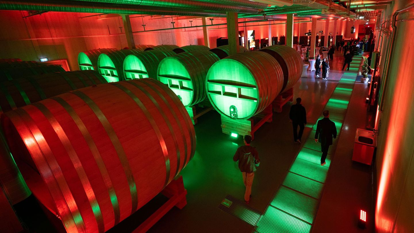 Im Kamenzer Werk wird der Kräuterlikör in Flaschen abgefüllt. Foto: Sebastian Kahnert/dpa