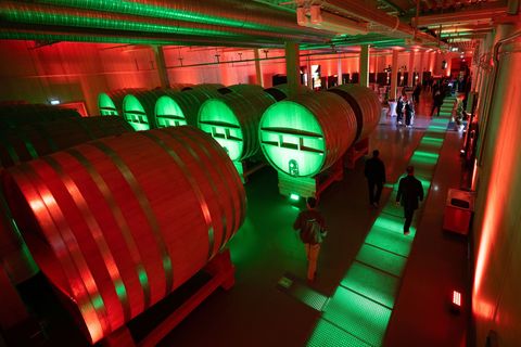 Im Kamenzer Werk wird der Kräuterlikör in Flaschen abgefüllt. Foto: Sebastian Kahnert/dpa